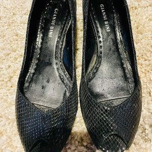 Gianni Bini black peep toe shoe , good condition ,
